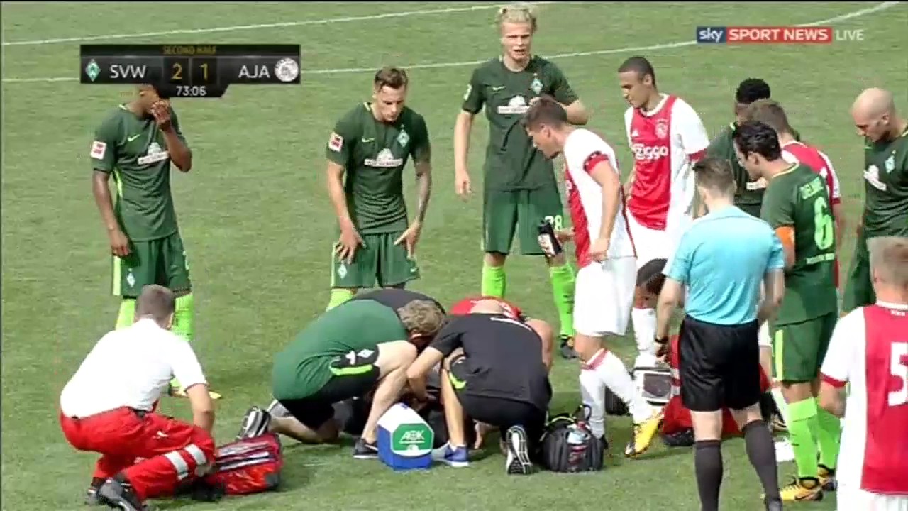 En plein match, un joueur de l'Ajax victime d'un arrêt cardiaque