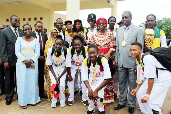 En ramenant le trophée de l'afrobasket U-16 filles, Mozambique 2017 Les Aiglonnettes accueillies avec tous les honneurs