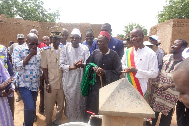 Approvisionnement en eau potable : Le ministre Malick Alhousseyni étanche la soif des populations des 1008 logements