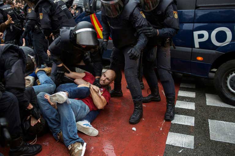 Article suivant La police tente d'empêcher par la force le référendum en Catalogne