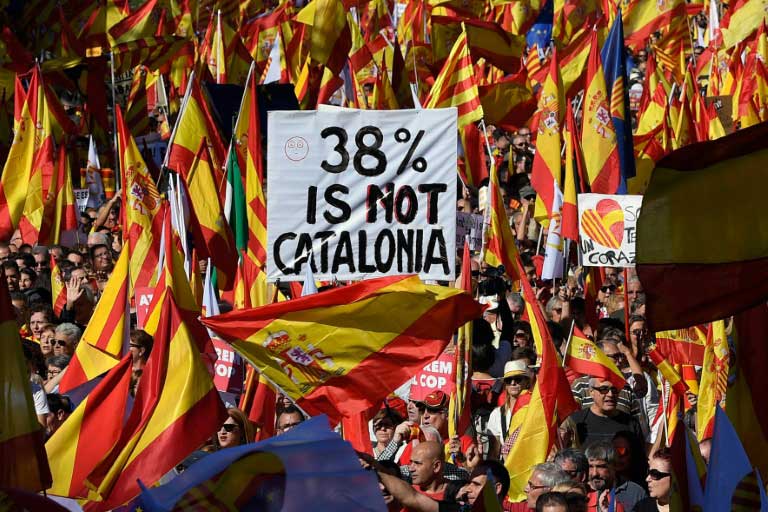 "Pas de république catalane", crie une foule en colère à Barcelone