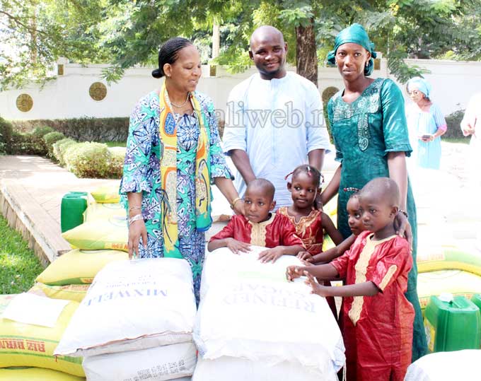 Mois de la solidarité et de la lutte contre l'exclusion : Mme Kéïta aminata Maïga offre plus de 20 tonnes  de produits alimentaires à 26 associations