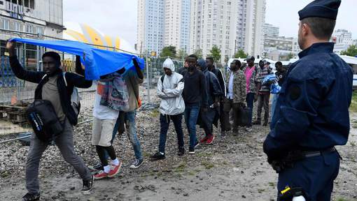 "Des jeunes migrants battus, humiliés et attaqués par des chiens"