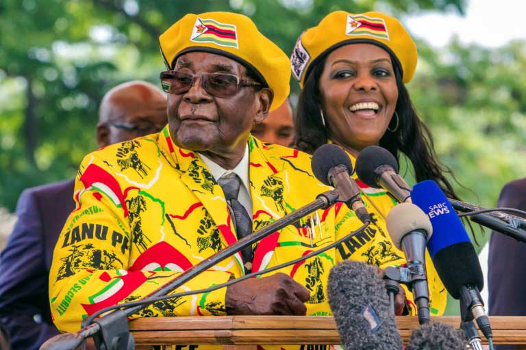 Zimbabwe: l'éviction du vice-président, test de la mainmise de Mugabe sur le pouvoir