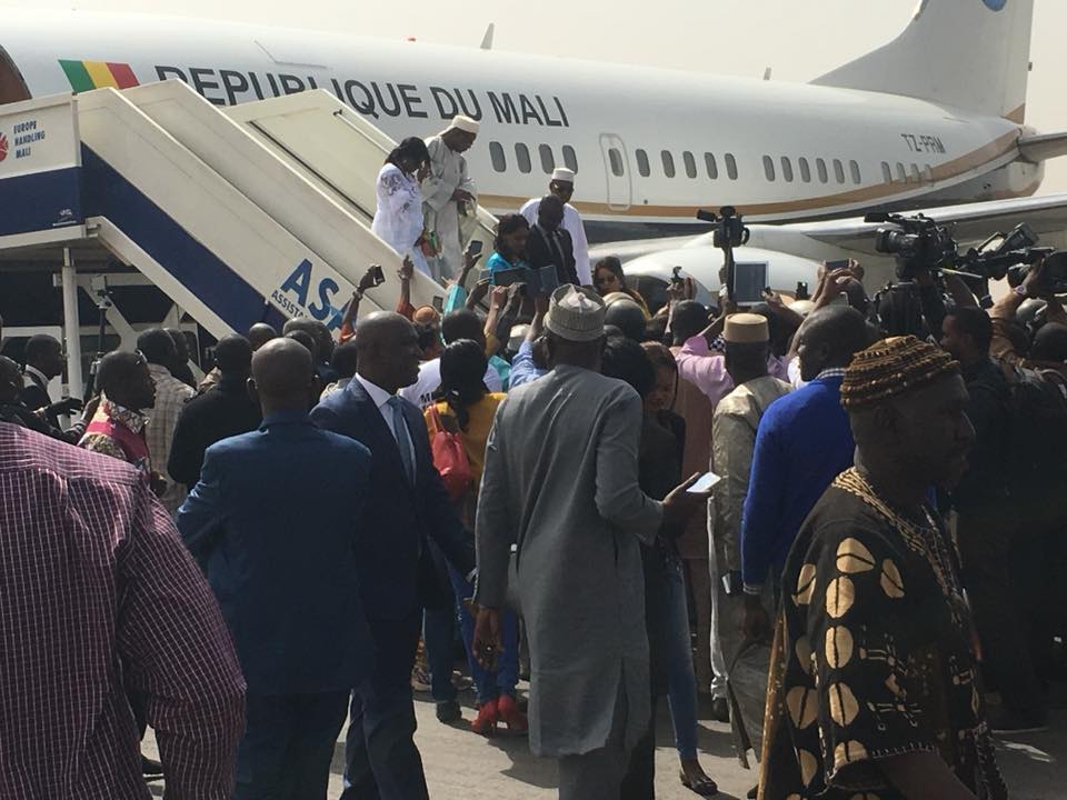 Accueil d’ATT de retour à Bamako :  De la foule sur le tarmac