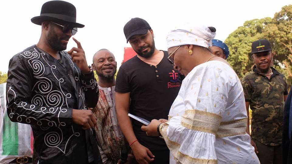 Humanitaire : Fally Ipupa Fondation offre 10 millions de francs CFA aux ayants droits des militaires disparus