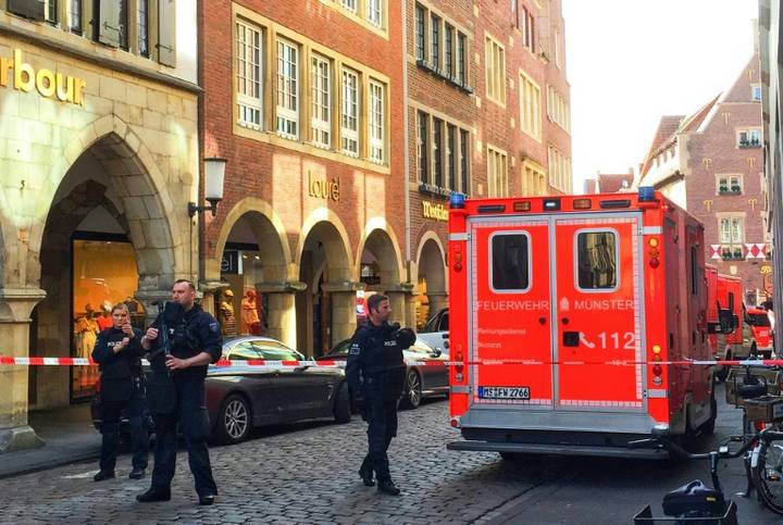 Allemagne : le conducteur du véhicule qui a foncé dans la foule s'est suicidé