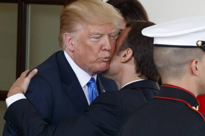 La bise de Macron a surpris Trump (et quelques médias américains)