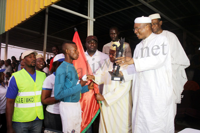 2ème édition du Grand prix  Aliou Boubacar Diallo  : Le cheval Soakof de Fanta N'Diaye s'adjuge le trophée