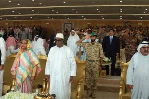 Le chef de l’État en Arabie Saoudite : impressionnants exercices militaires à Dahzran