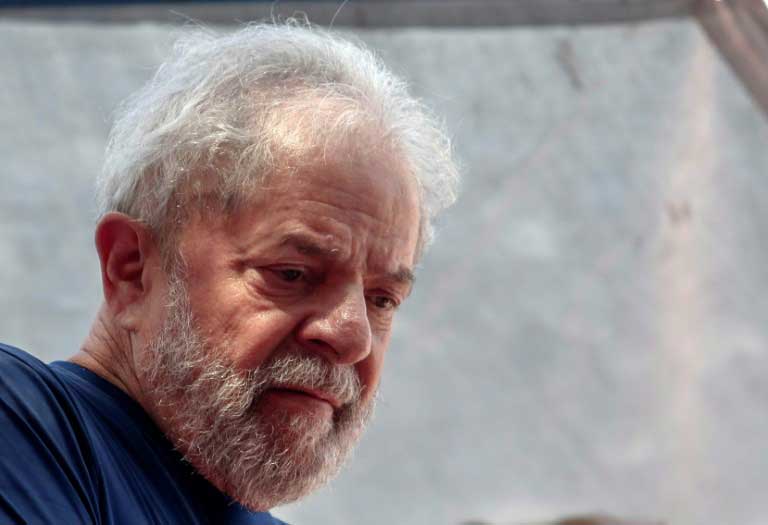 Brésil: lula se dit victime d'une "farce judiciaire", perd ses privilèges