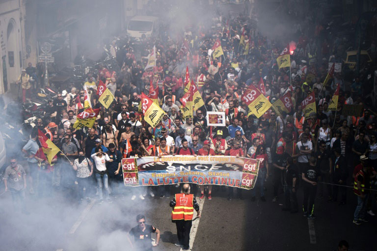 Face à Macron, des manifestants en colère partout en France