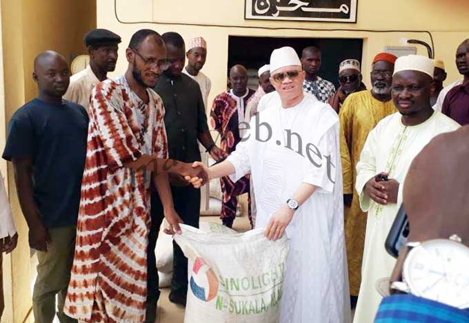 Opération Ramadan : Le ministre Thierno Hass Diallo respecte la tradition avec la distribution de près de 35 tonnes de sucre à Bamako et à Kati