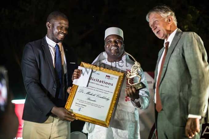 Reconnaissance du mérite :  L’honnêteté de l’ancien Ministre Malick Coulibaly reconnue par Integrity idol Mali