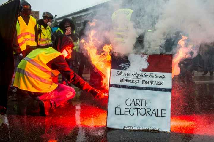 "Gilets jaunes": l'exécutif va détailler ses mesures après une décrue de la mobilisation