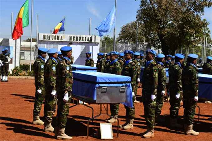 Mémorial de la Base de la MINUSMA à Sénou : Le chef de l’état s’incline devant les dépouilles des 10 soldats tchadiens tombés à Aguelhok