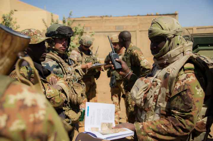 Ménaka (- Les récentes attaques au Mali contre la force antijihadiste française Barkhane et l'armée malienne sont la réaction d'un ennemi traqué "dans ses derniers etranchements", mais "le combat sera long" pour restaurer la paix, estime le chef d'état-major français, le général François Lecointre, interrogé par l'AFP et RFI.