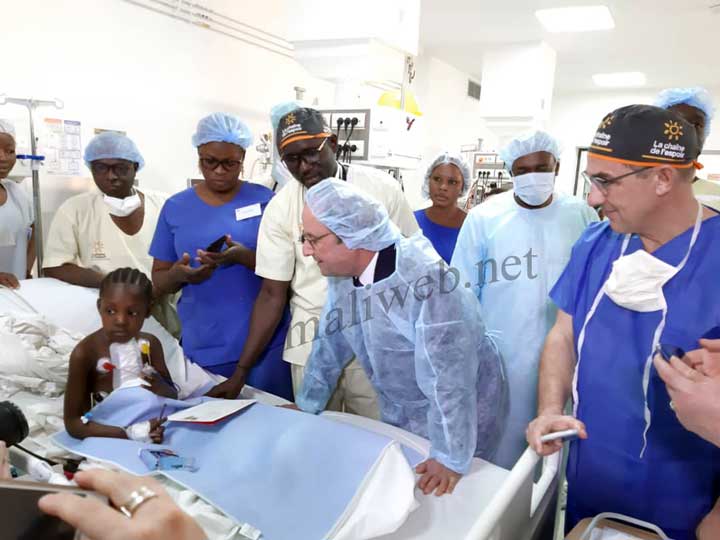 Hôpital mère-enfant "Luxembourg " François Hollande visite l'unité cardio-pédiatrique