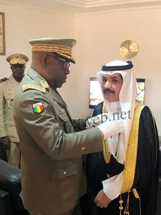 En fin de mission diplomatique, le diplomate saoudien Masaud Ali Alorabi élevé au grade  d'officier de l'ordre national à titre étranger par IBK