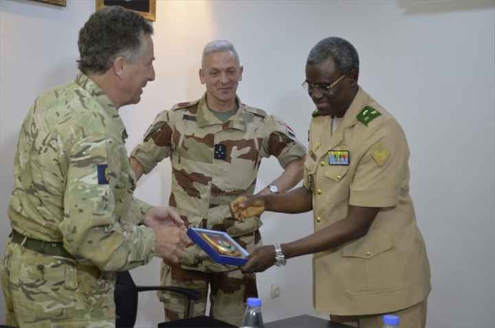 Les chefs militaires français et britannique main dans la main au Mali et au Nigeria