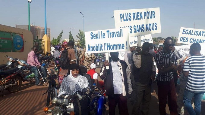 Droit de manifester : Des handicapés maliens matraqués devant la Primature