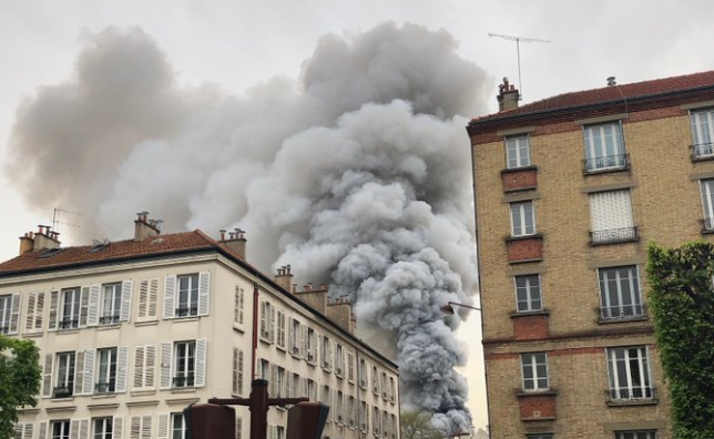 France : Un incendie impressionnant est en cours à Versailles (vidéos)