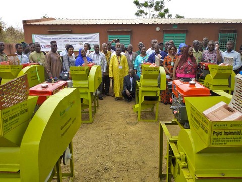 Filière arachide: ICRISAT offre 25 décortiqueuses motorisées à des producteurs