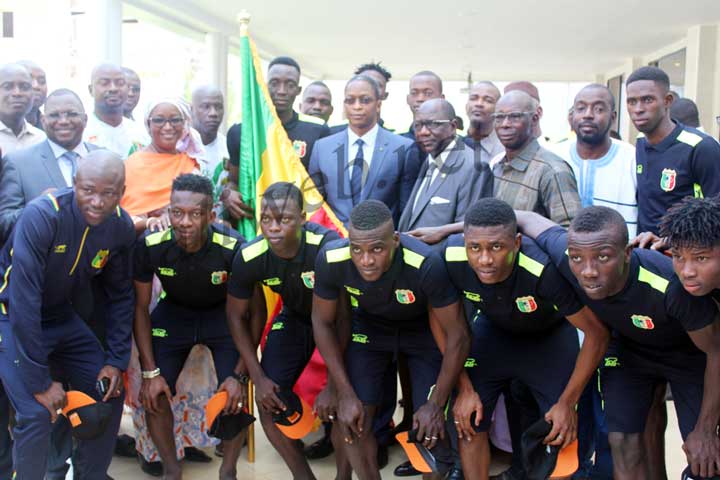 Coupe du monde U20 Pologne 2019 : Le ministre Arouna Modibo Touré remet  le drapeau national aux Aiglons du Mali