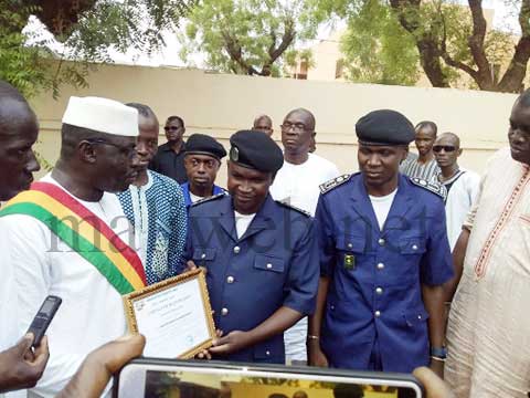 Pour ses efforts dans la lutte contre l'insécurité en commune IV :  Le Commissaire du 5ème Arrondissement, Abdourahamane Alassane reçoit les reconnaissances de l'Association Mali Jiguiya