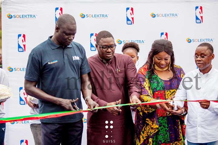 Infrastructures sportives et promotion du basket-ball   : Samba Bathily offre un nouveau terrain de basketball équipé d'un système d'éclairage à énergie solaire à la jeunesse guinéenne