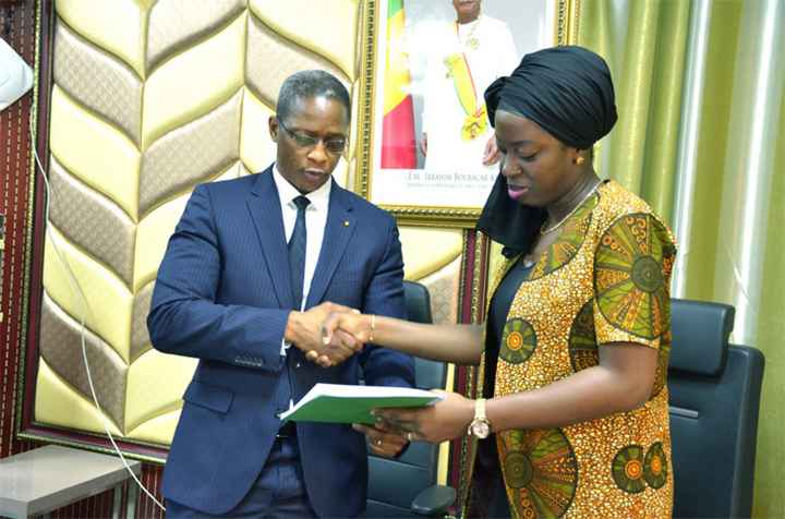 Economie numérique et Communication : Le ministre Arouna Modibo Touré passe le témoin à ses collègues Yaya Sangaré et Kamissa Camara