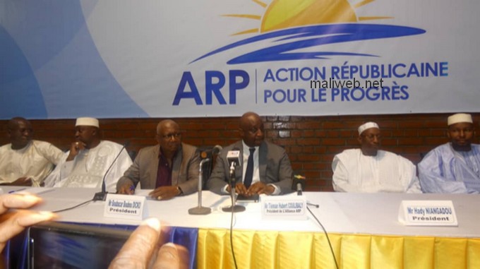 Tiéman Hubert Coulibaly lors de la 1ère conférence de cadres de l’ARP :   « Notre action n'est dirigée contre quiconque, ce que nous faisons, c'est pour l'apaisement politique. »