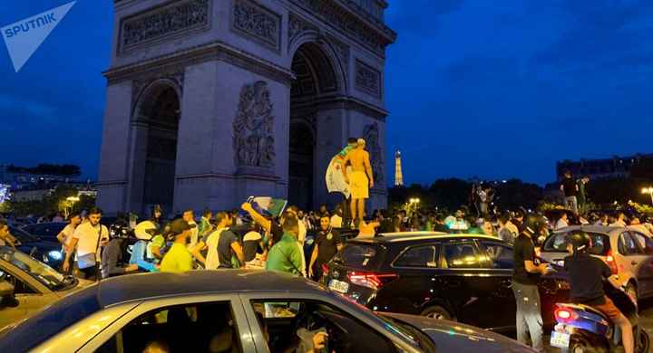 La tension monte sur les Champs-Élysées, des magasins pillés après la victoire de l'équipe d'Algérie - images