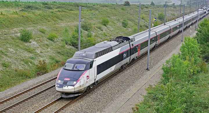 Une voiturette coupée en deux par un TGV, la conductrice reste quasi indemne – photos