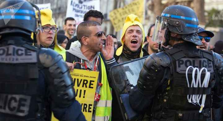 Les Gilets jaunes marchent dans Paris pour leur acte 39