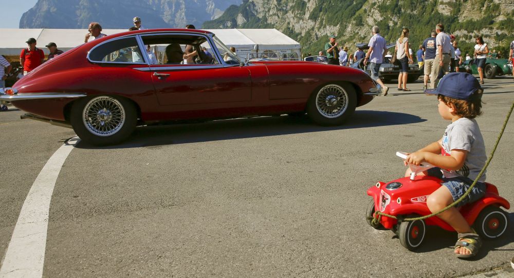 C’est une Jaguar ou rien: il envoie sa BMW reçue en cadeau directement dans la rivière - vidéo