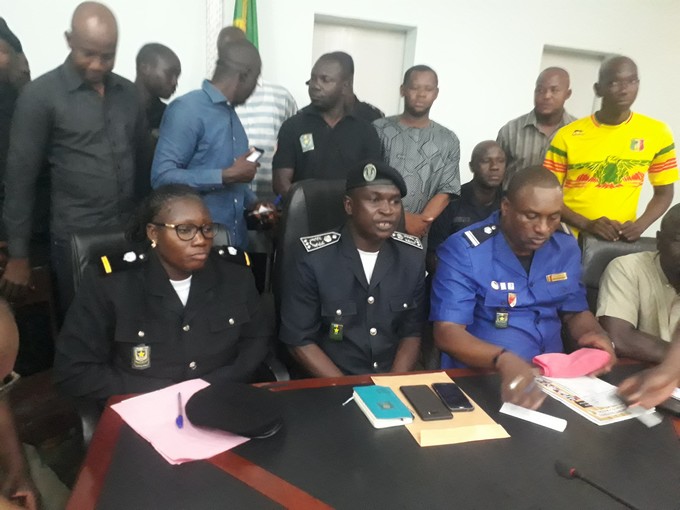 Point de presse de la coordination des syndicats de la police nationale : Les syndicats expriment leur colère, exigent la justice pour Feu le commissaire Tounkara et le dédommagement des victimes.