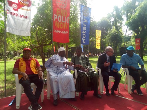 Rotary International/Mali : S’engage à en finir avec la Polio au plus tard 2022 en remettant un chèque de 724 millions FCFA au Ministère de la Santé.