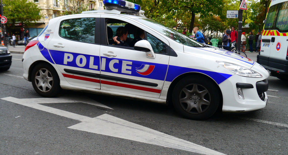 Un policier municipal danse avec des habitants en plein confinement – vidéo