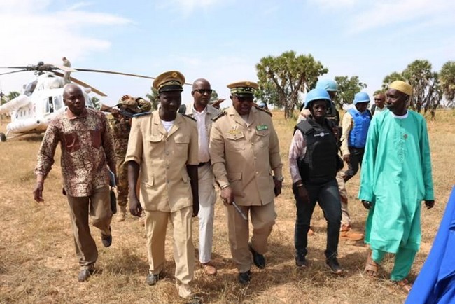 Le Gouverneur de la Région de Mopti et la Cheffe du Bureau régional de la MINUSMA en visite de soutien dans le village de Peh