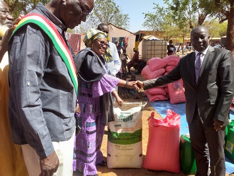 Cérémonie de remise de don aux déplacés internes du district  de Bamako :  TPA- Malivision vole au secours des déplacés du centre Mabilé