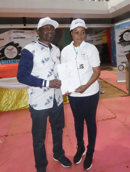 La commission «femmes et sport » du CNOSM lance ses activités : Quand Mme Sy Aminata Makou impressionne  le président Habib Sissoko  Une distinction honorifique décernée à Habib pour les efforts déployés en faveur de la pratique sportive chez les femmes