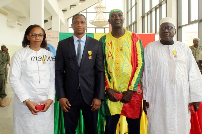 Le ministre Arouna Modibo Toure lors de la remise de  décorations aux agents de son département : "La synergie de vos actions a contribué au rayonnement international du Mali à travers la jeunesse et le sport"