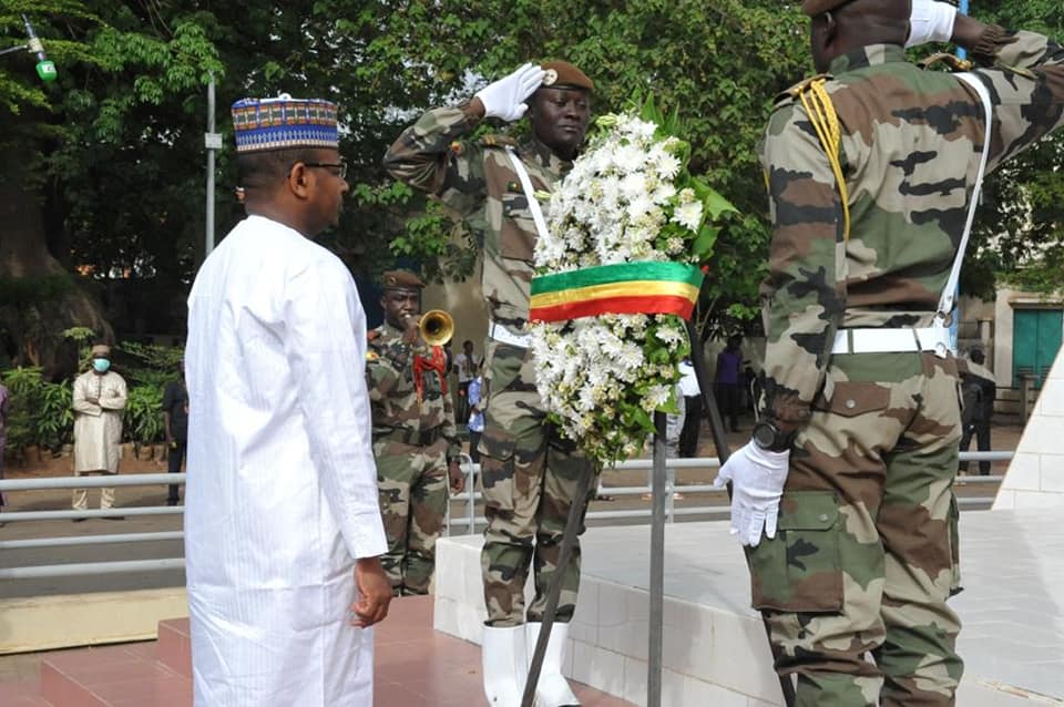 Commémoration de la journée des martyrs : Dr Boubou Cissé a déposé une gerbe de fleurs au monument des martyrs.