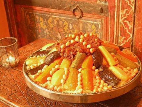 L’Ambassadeur du Royaume du Maroc offre des plats de couscous au personnel médical et paramédical et aux personnes infectées sous traitement