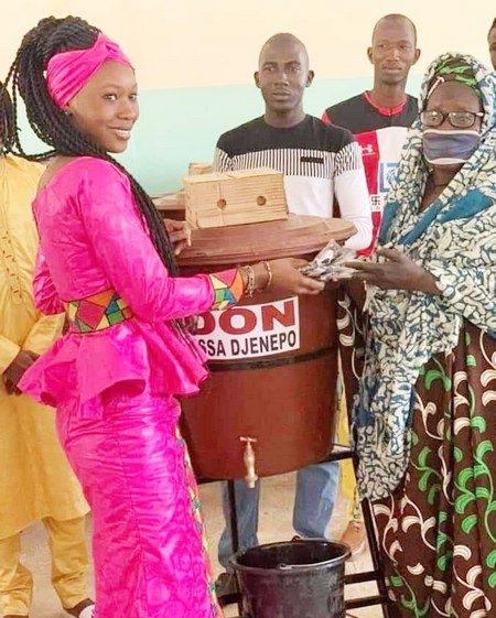 L'International Moussa Djénépo offre des kits sanitaires pour les mosquées et places publiques de Mopti