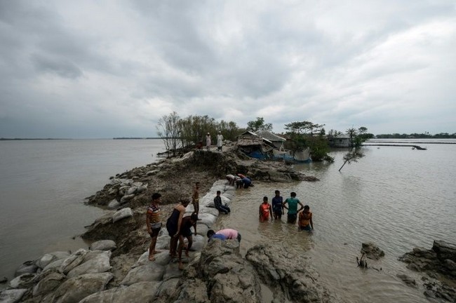 "Tout est perdu": après le passage du cyclone Amphan, plus que ses yeux pour pleurer