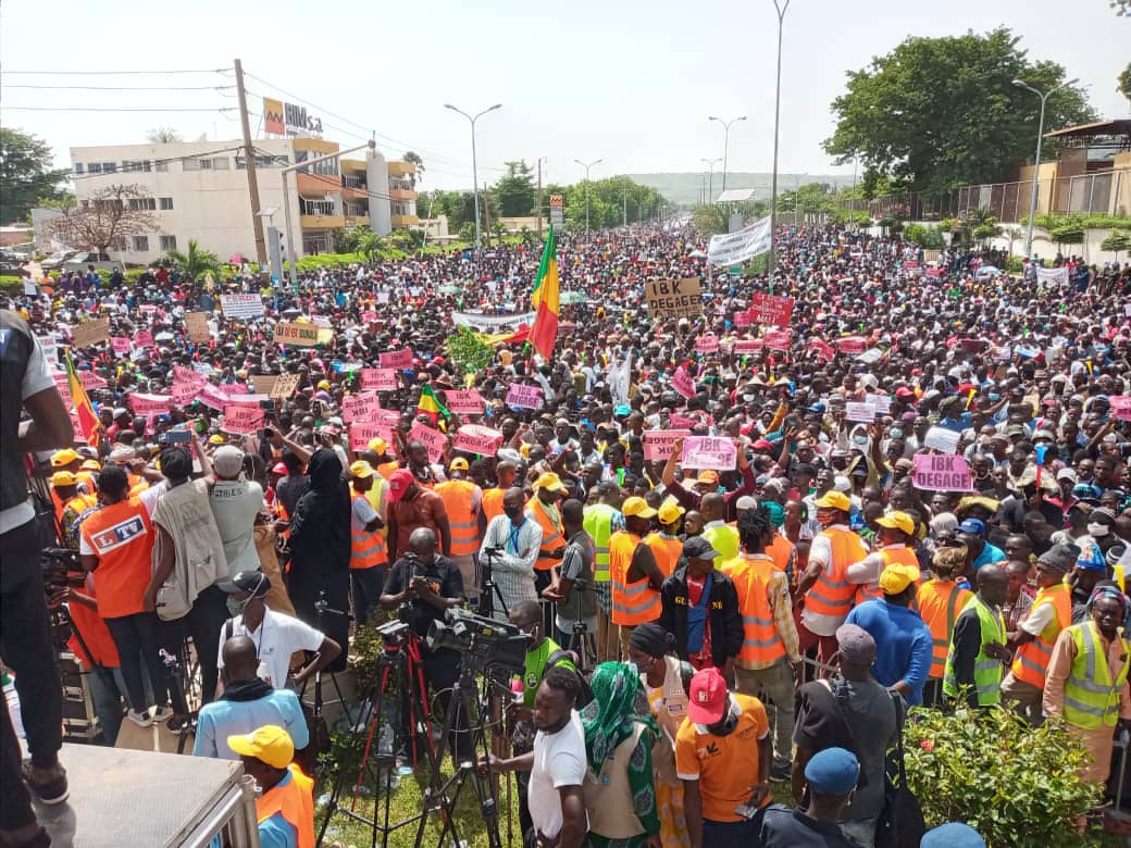 Face à une foule en colère :  L’imam Dicko calme les ardeurs et prône la paix