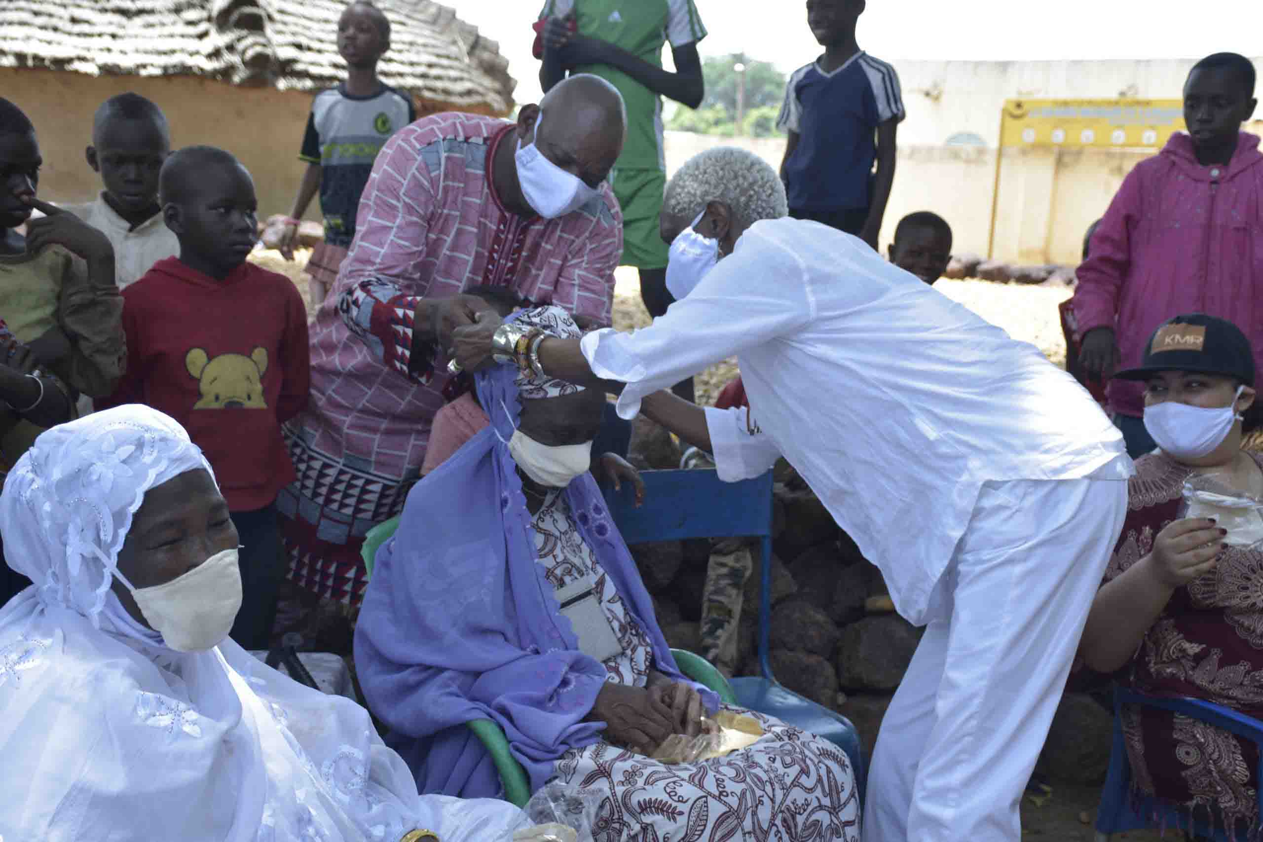 Kangaba : Don de 1050 masques lavables aux femmes des zones minières du cercle