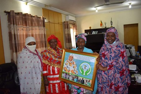 Tableau de Reconnaissance décerné au  Directeur général Diéminatou Sangaré par les femmes de la CMSS